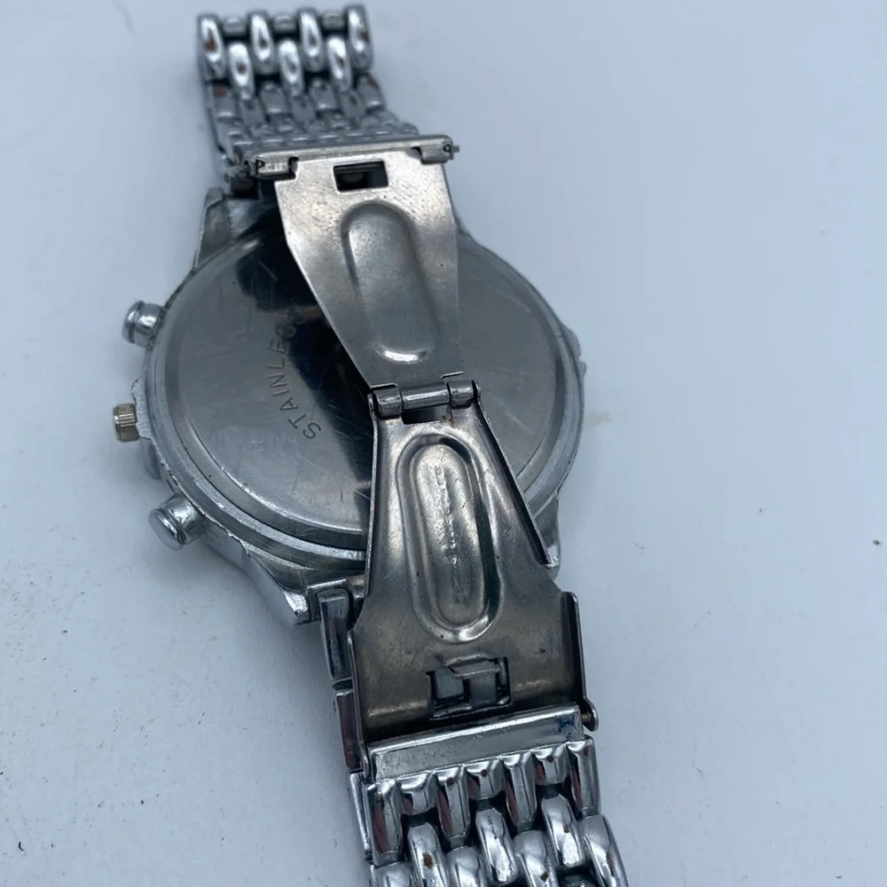 Men’s skull & crossbones bling large face wristwatch stainless steel back& band